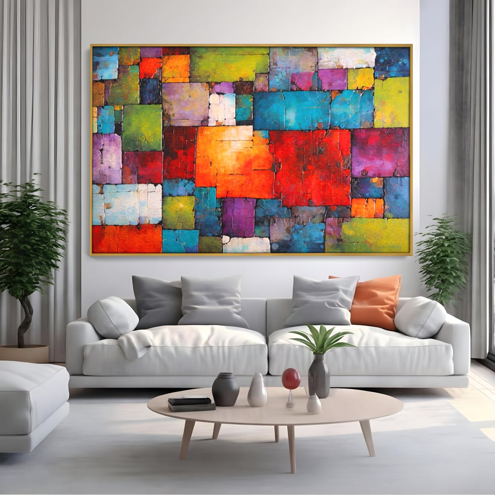 Tablou canvas cu tablou canvas cu mozaic geometric colorat, in rama de aluminiu auriu, pe perete intr-un living